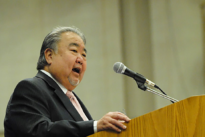 Then-Assemblyman Warren Furutani, booted from CSM in 1968 for his activism, delivers CSM’s 2009 commencement address