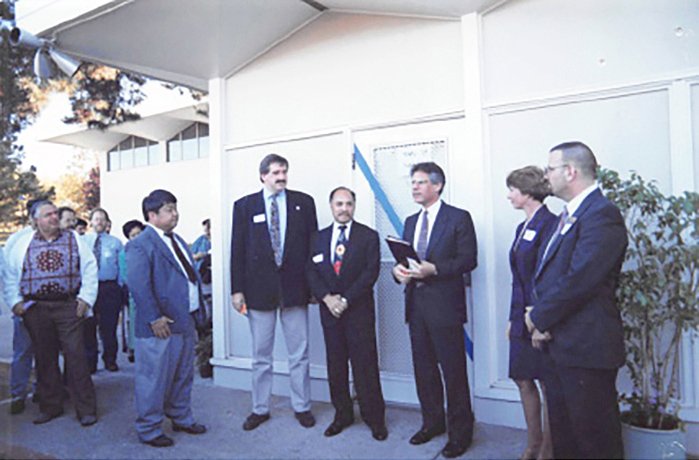 CSM President Peter Landsberger, third from right, Prof. Cathy Kennedy, second from right, and Bay Area members of the Network Professionals Association formally open the college’s Networking Technology Lab on Oct. 25, 1995