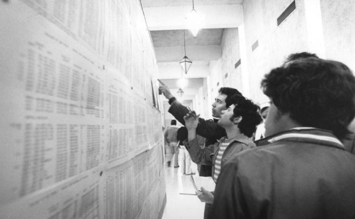 Prospective CSM students in the mid-1970s check a posted schedule of classes in the hallway of the Student Lounge at College Heights